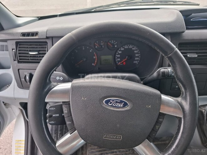 Ford Transit-13