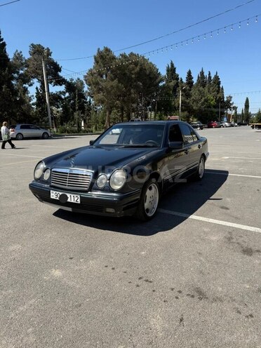 Mercedes E 280-1