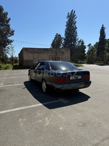 Mercedes E 280-6