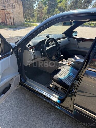 Mercedes E 280-7