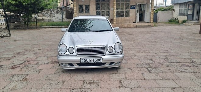 Mercedes E 240-1