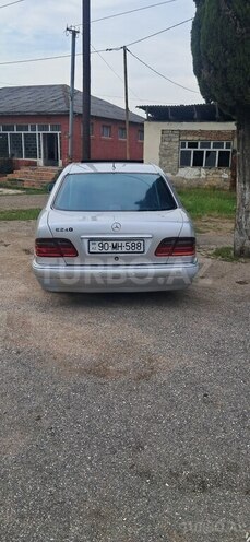 Mercedes E 240-4