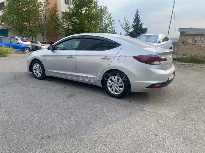 Hyundai Elantra-4