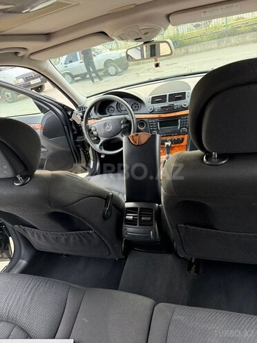 Mercedes E 220-11