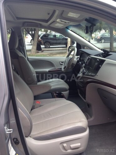 Toyota Sienna-6