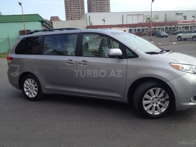 Toyota Sienna-3