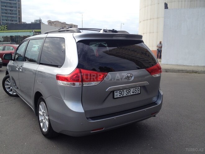 Toyota Sienna-4