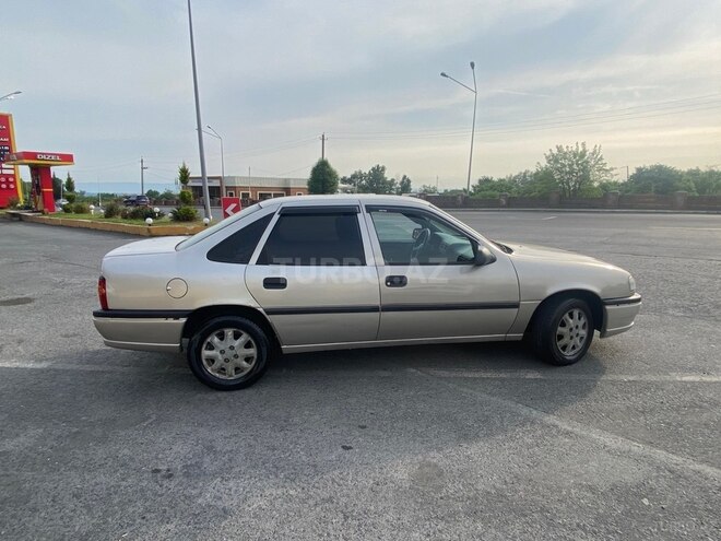 Opel Vectra-4