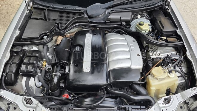 Mercedes E 270-6