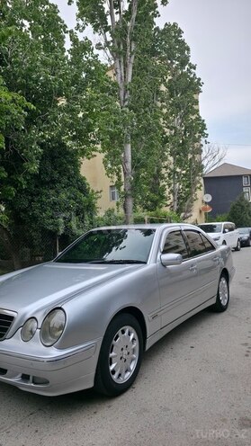Mercedes E 270-3