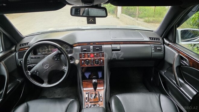 Mercedes E 270-9