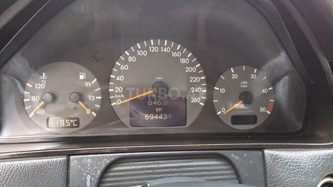 Mercedes E 270-10