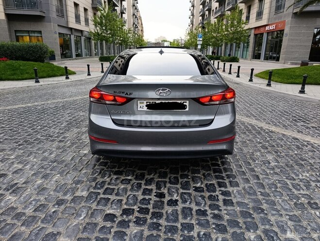 Hyundai Elantra-11