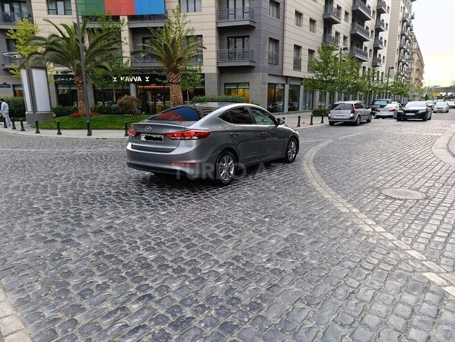 Hyundai Elantra-12