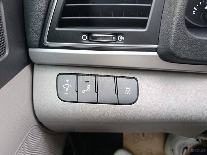 Hyundai Elantra-14