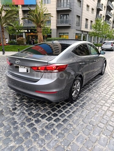 Hyundai Elantra-13