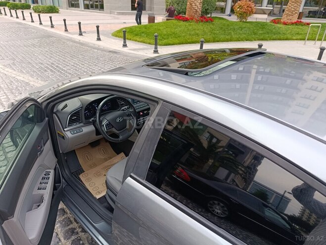 Hyundai Elantra-16