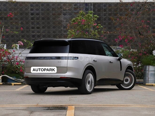 Lynk & Co 900-4