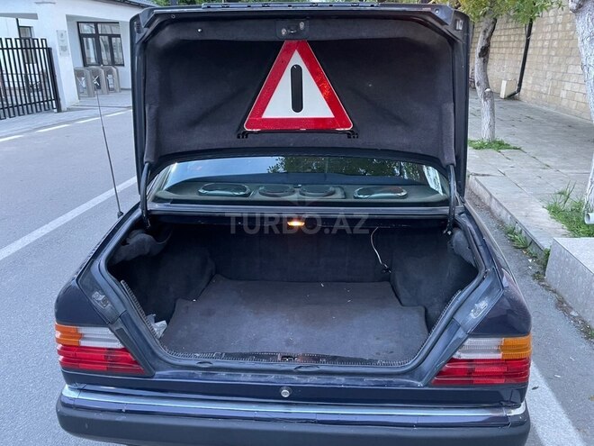 Mercedes 230 E-12