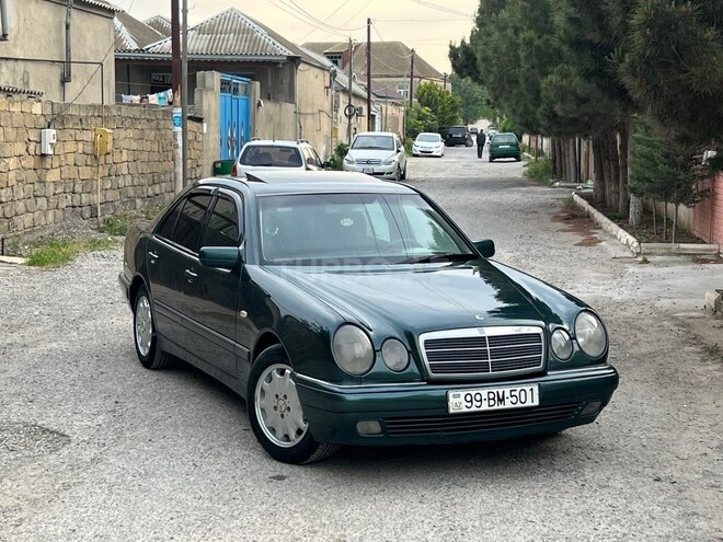 Mercedes E 240-1