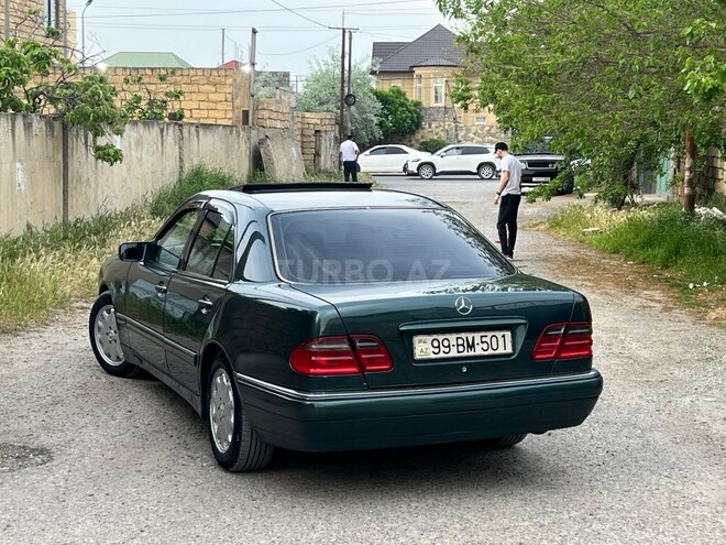 Mercedes E 240-11