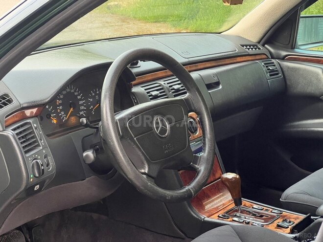 Mercedes E 240-19