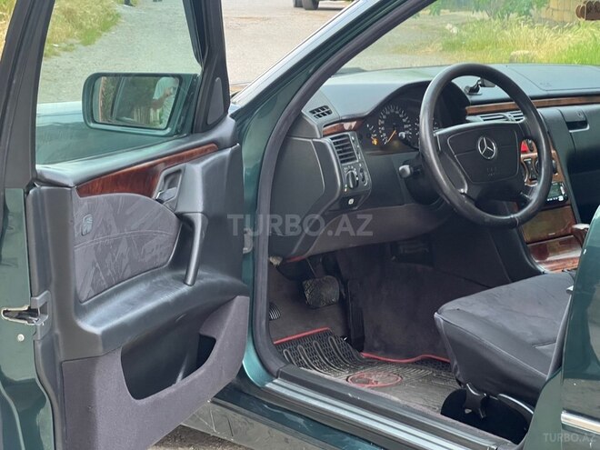 Mercedes E 240-17