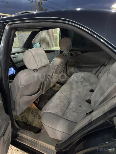 Mercedes E 240-4