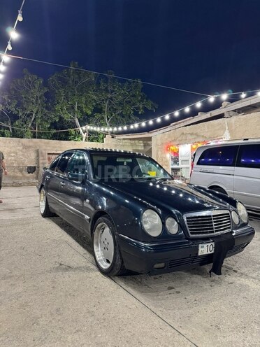 Mercedes E 240-1
