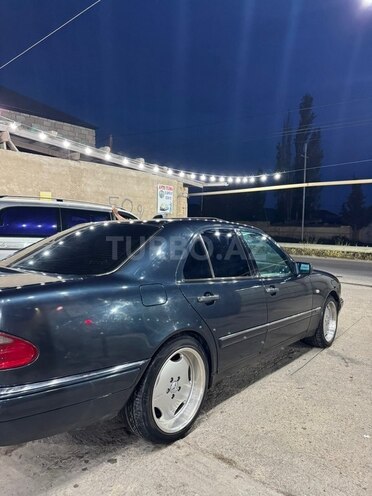 Mercedes E 240-2