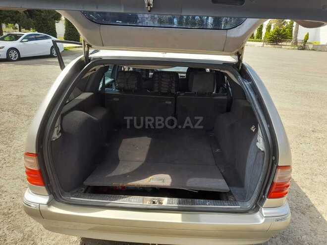 Mercedes E 220-11