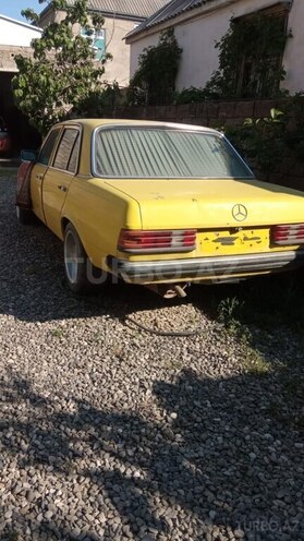 Mercedes 200 D-2