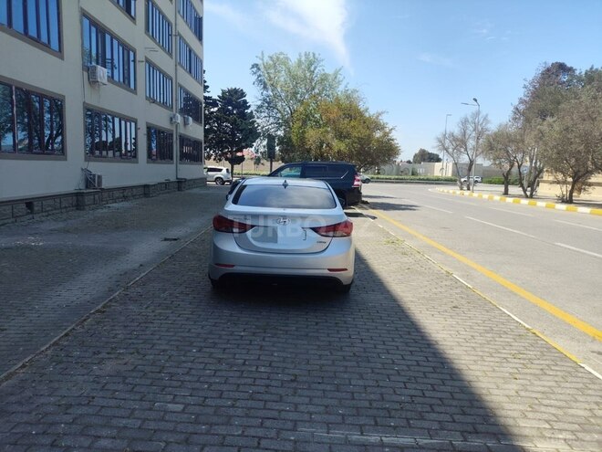 Hyundai Elantra-2