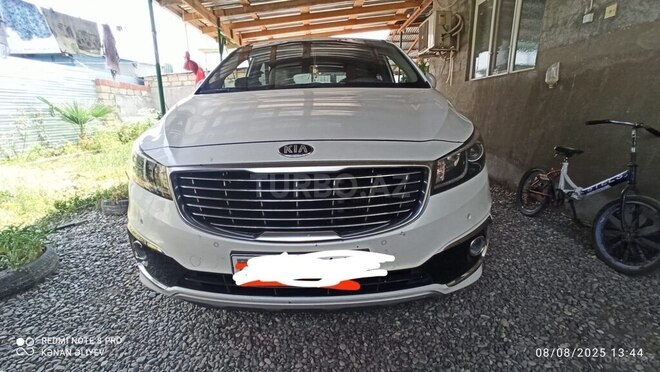 Kia Carnival-1