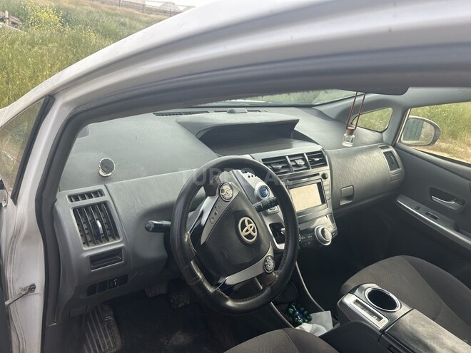 Toyota Prius V-4