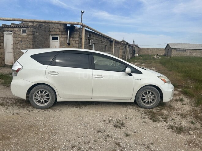 Toyota Prius V-2
