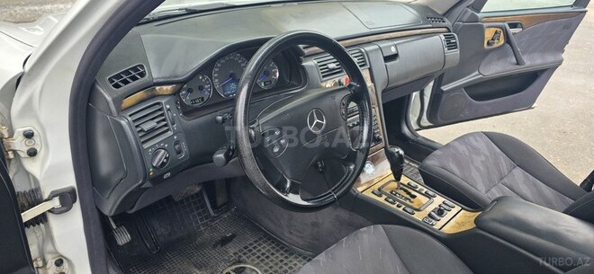 Mercedes E 240-4