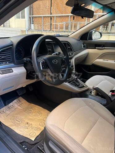 Hyundai Elantra-13