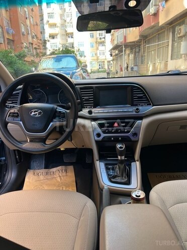 Hyundai Elantra-12