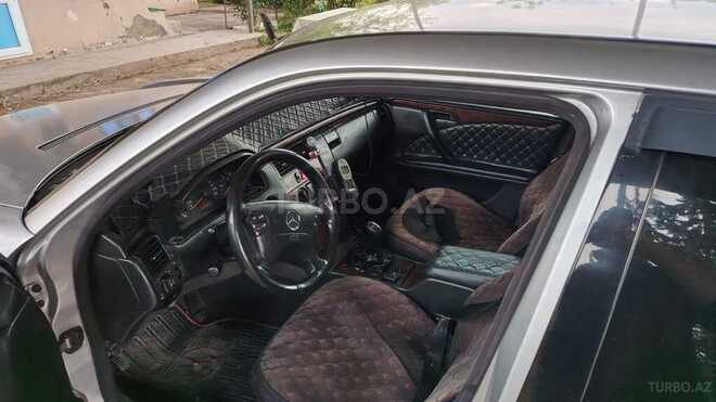 Mercedes E 220-17
