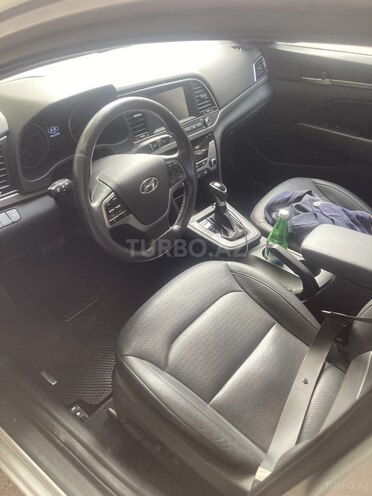 Hyundai Elantra-6