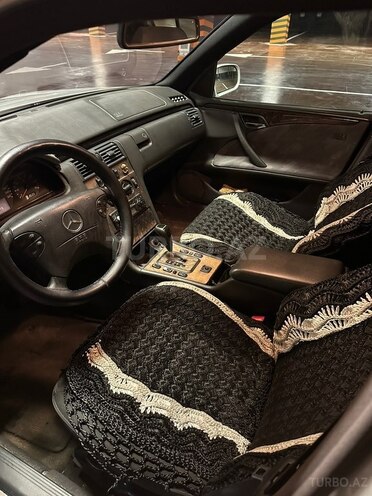 Mercedes E 240-6