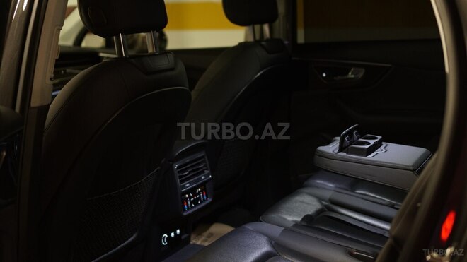 Audi Q7-13