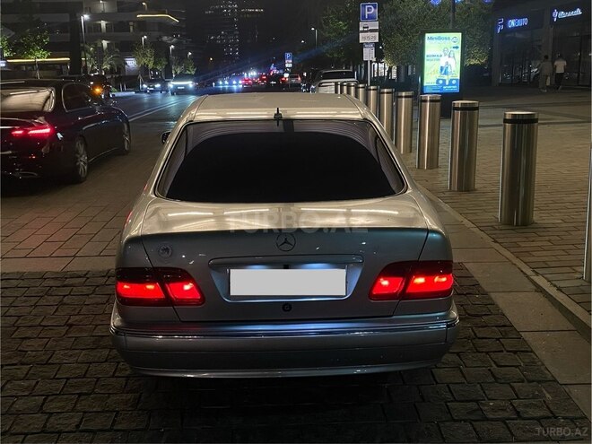 Mercedes E 270-7