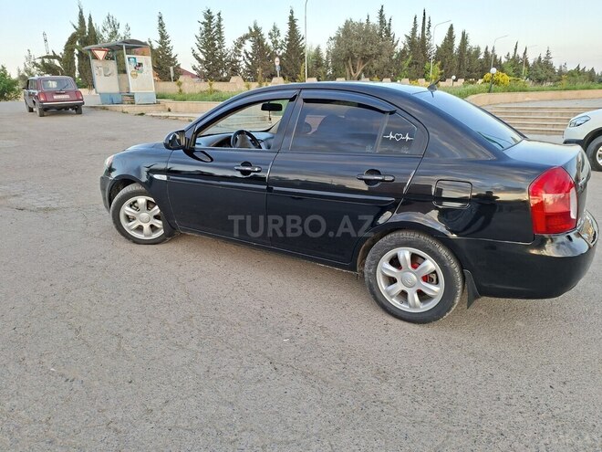 Hyundai Accent-2