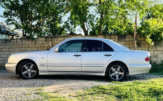 Mercedes E 280 4MATIC-3