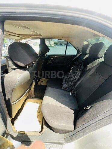 Mercedes E 280 4MATIC-8