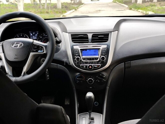 Hyundai Accent-10