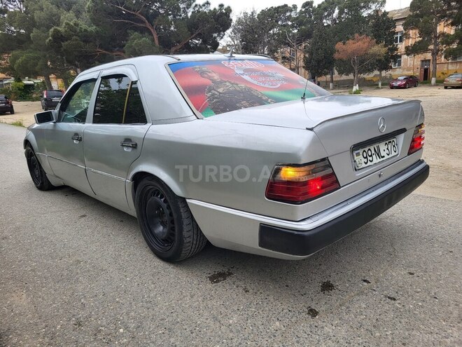 Mercedes E 220-11