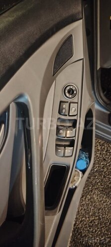 Hyundai Elantra-11